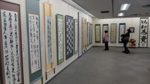 多彩な作品が並んだ第53回新芸書道展